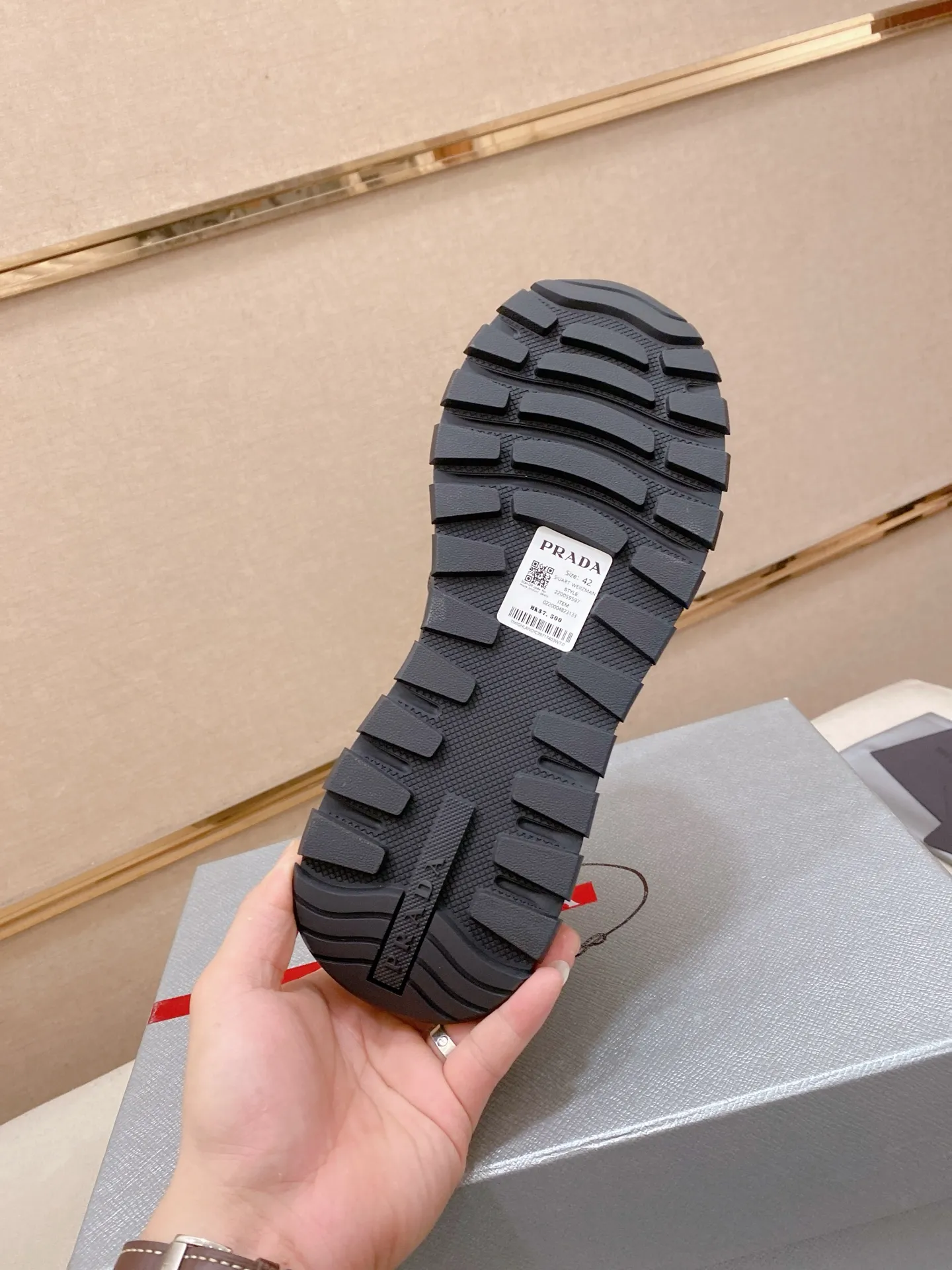 Factory price 560💰 ✔️✔️✔️High-quality new PRADA counters are on the market at the same time. The new men's shoes and 😘fabrics are selected from imported first-layer cowhide and are made with pure handcrafts. Lining: Full cowhide lining. 👍🏿 High-end ☄️ air-cushion molded anti-slip rubber outsole, exquisite lines, simple and elegant, comfortable and high-end for leisure travel. Code number: 38 to 44 (45 can be customized and cannot be returned or exchanged)